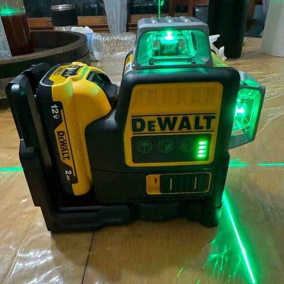 Dewalt DW089LG 3 Sides*360 Degree Vertical 12V Lithium Battery Laser Leveler - Picture 1 of 6